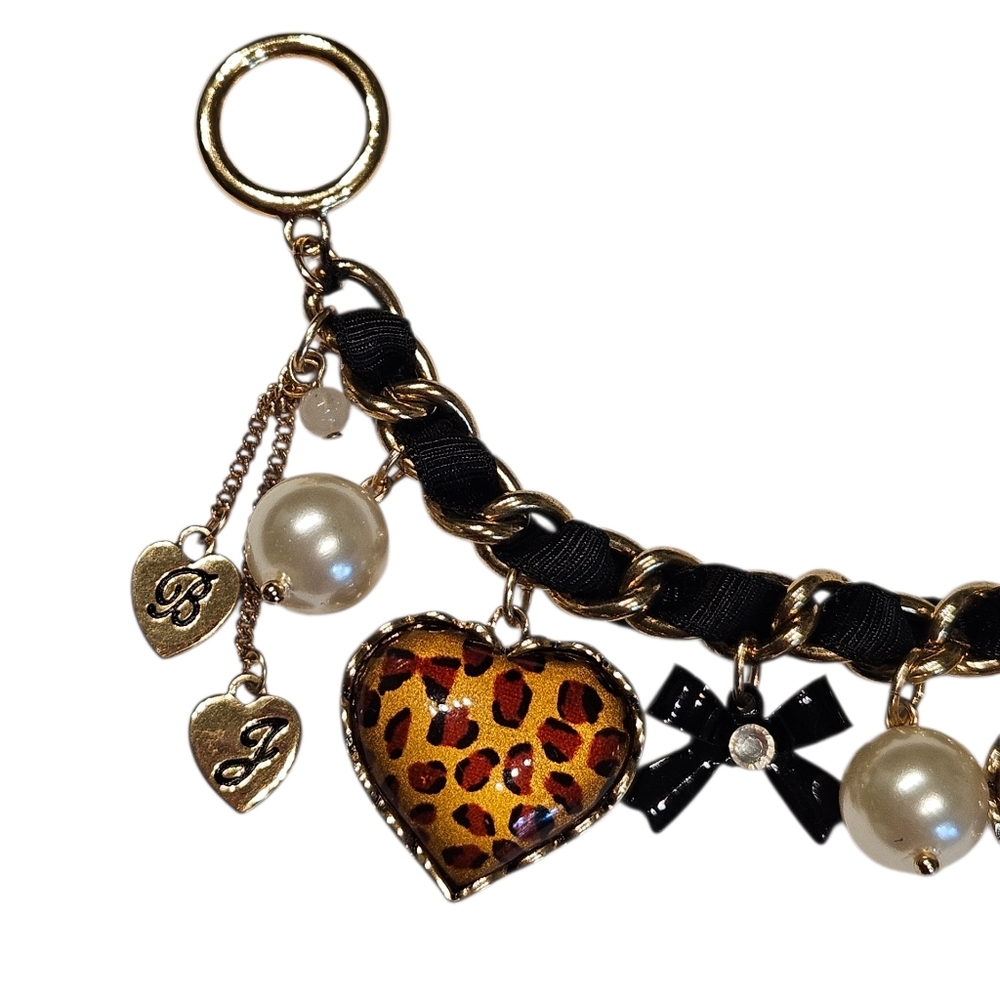 💛🐆Betsey Johnson Cheetah Big Cat Print Puffy Hearts Charm Toggle Bracelet NWOT - Picture 3 of 11